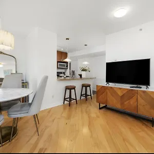 Lovely One-bedroom With Pool, Hot Tub, And Gym In The Heart Of Downtown, Skytrain 3min Away Vancouver